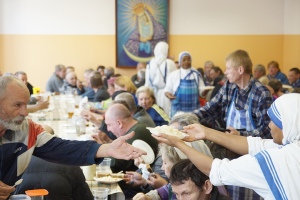 Для бездомных и нищих в Гомеле устроили Пасхальный обед - ФОТО