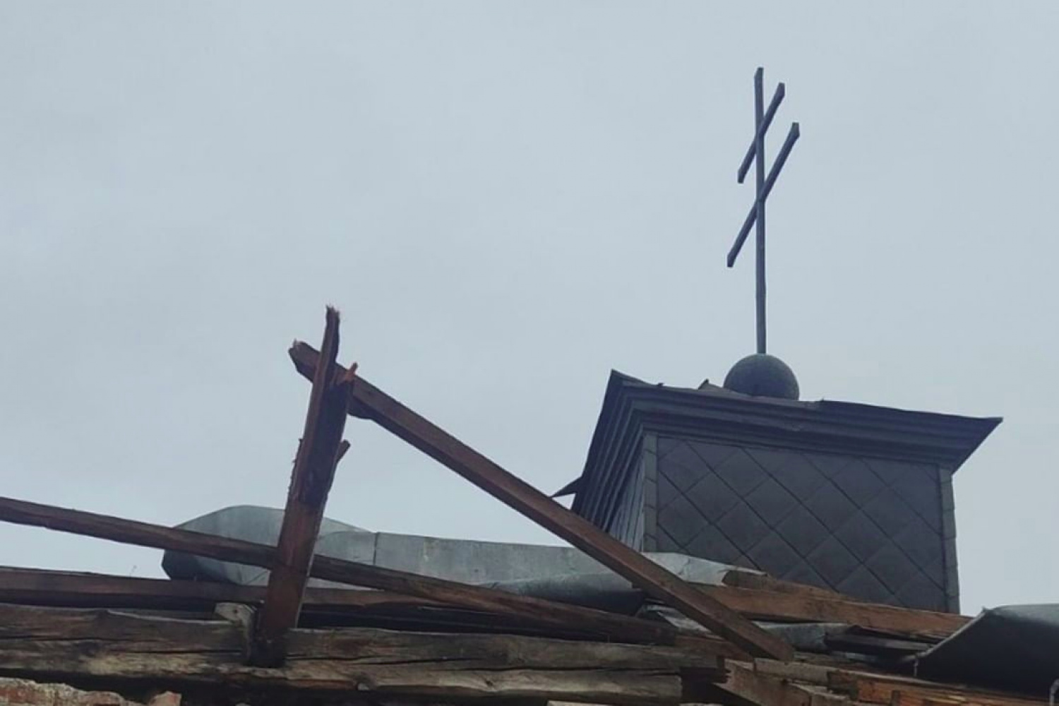 Сильный ветер сорвал часть крыши с могилевского кафедрального костела