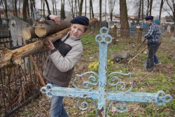 Субботник на старинном гомельском кладбище провели иудеи и христиане - ФОТО