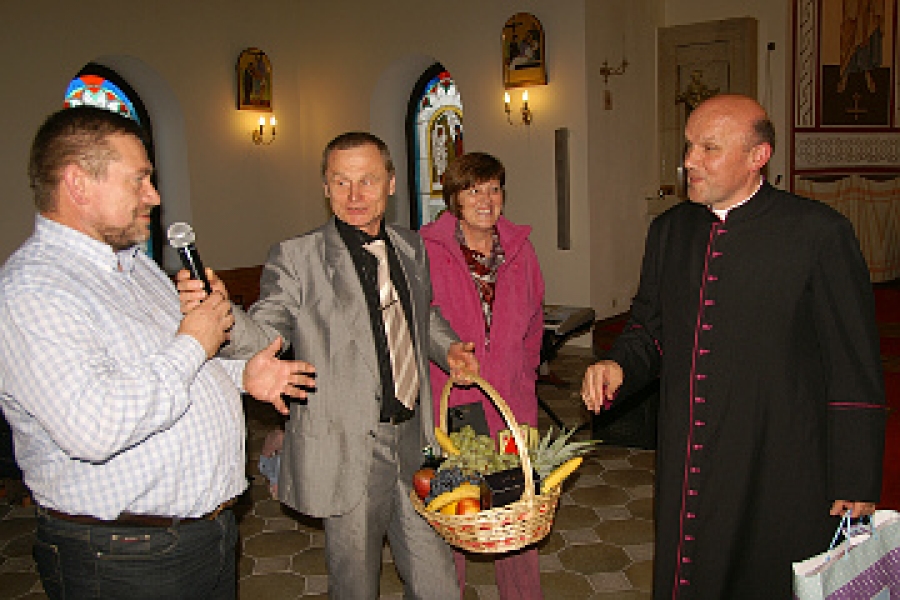 Гомельские католики поздравили настоятеля с 25-летием рукоположения