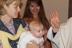 Молодые многодетные супруги крестили своего четвертого ребенка [ФОТО]