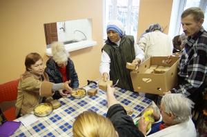 Сезон обедов для нищих и бездомных начали в гомельском Доме милосердия - ФОТО