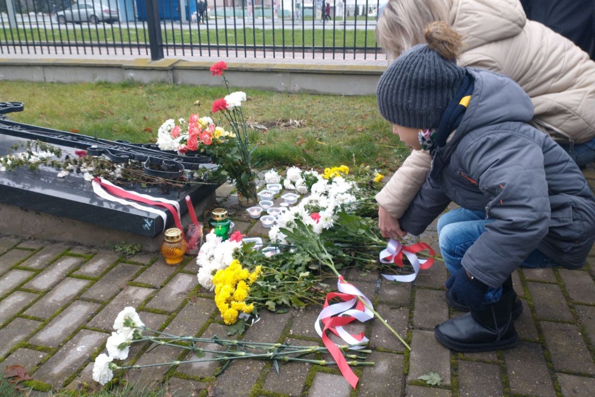 У костела в Гомеле создали мемориал в память о Романе Бондаренко
