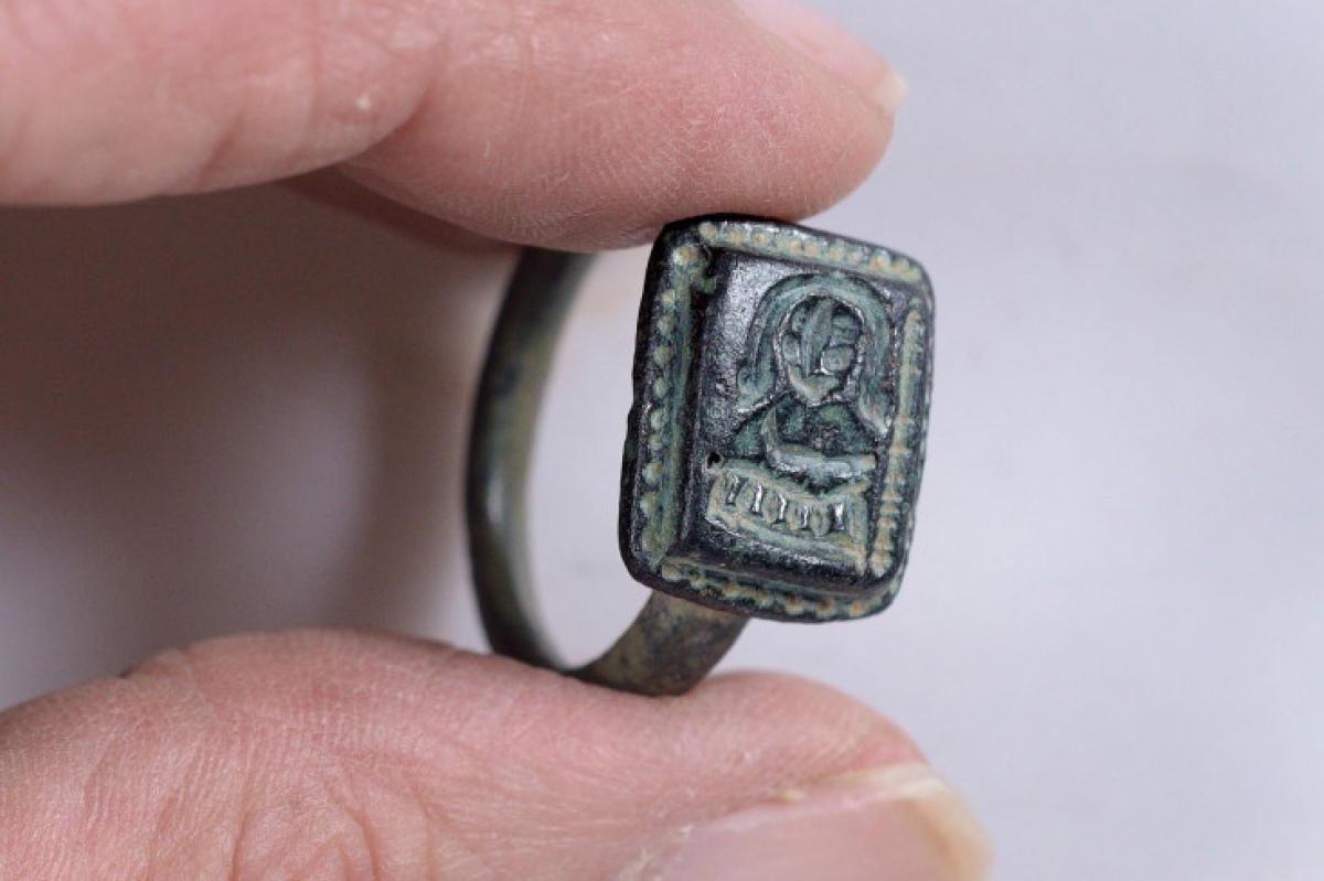 Садовник в Израиле нашел древний перстень с изображением святого Николая
