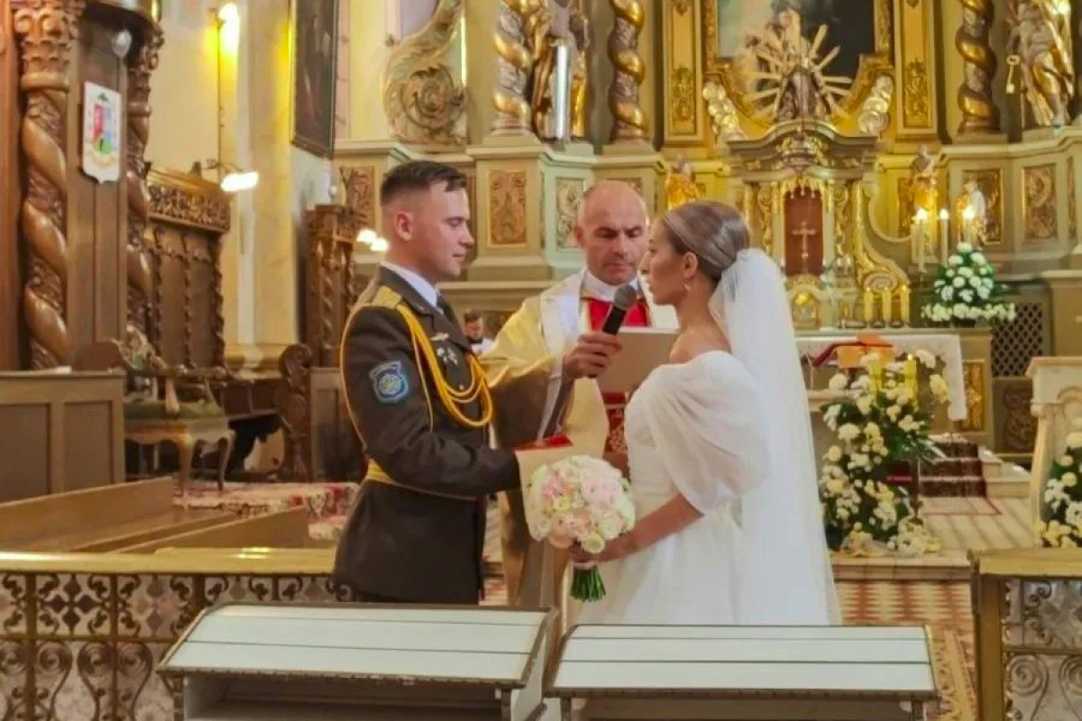 В мундире к алтарю: необычная пара обвенчалась в костеле в Пинске