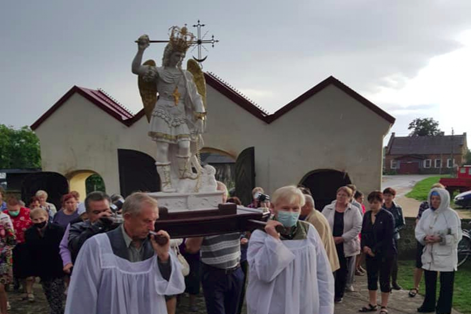 В Беларуси возобновилось путешествие фигуры Архангела Михаила - с епископским крестом