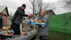 Священников на лодке доставили в затопленные участки Гомеля, чтобы освятить куличи [видео]
