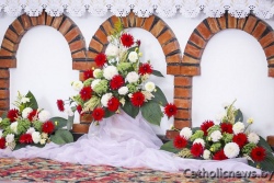 Цветы для алтаря в Росице садил епископ Олег Буткевич