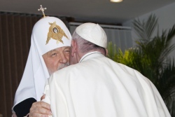 Папа Франциск и Патриарх Кирилл обнялись и поцеловались при встрече