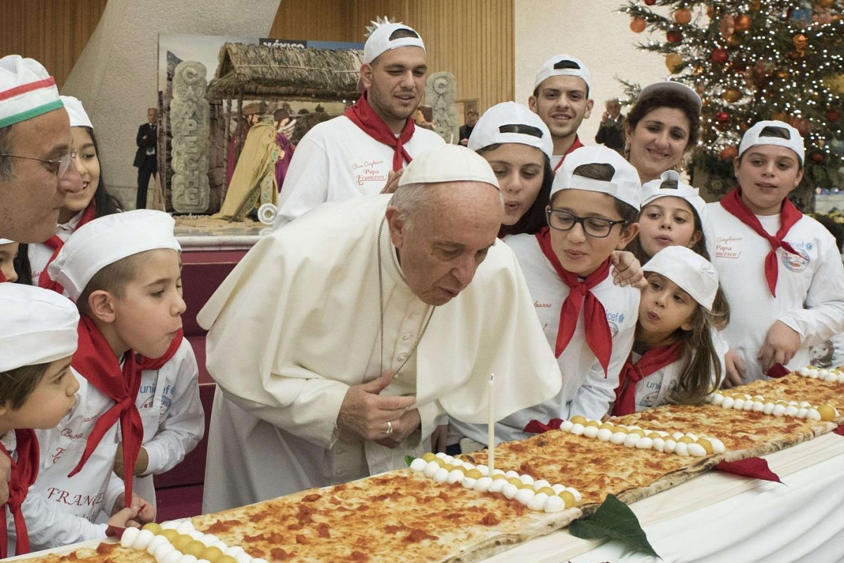 Отбивные с горохом, ризотто с шафраном: издана кулинарная книга Папы Франциска