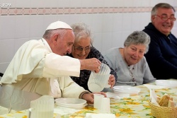 Папа помолился с больными и пообедал с бедными