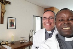В больницах Испании священники совершают таинства в защитных костюмах