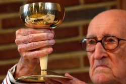 В 105 лет старейший католический священник мира служит мессы