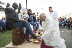 Папа омыл ноги мигрантам: мы все хотим жить в мире