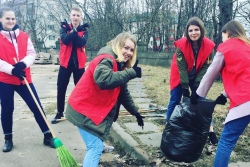 Депутат и БРСМ сделали уборку во дворе костела в Минске