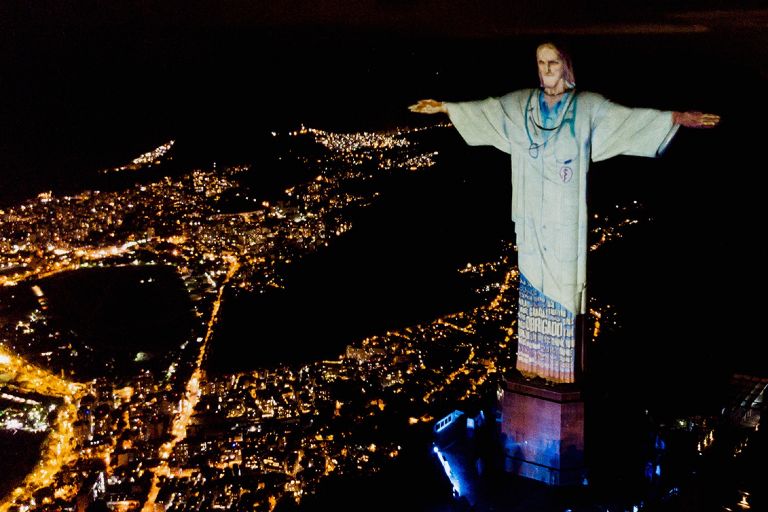 Статую Христа в Рио «одели» в халат врача