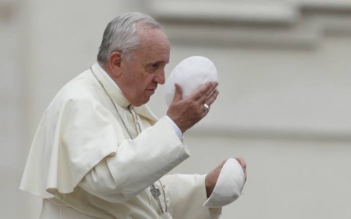 Головной убор Папы Франциска продали на аукционе за 90 тысяч евро