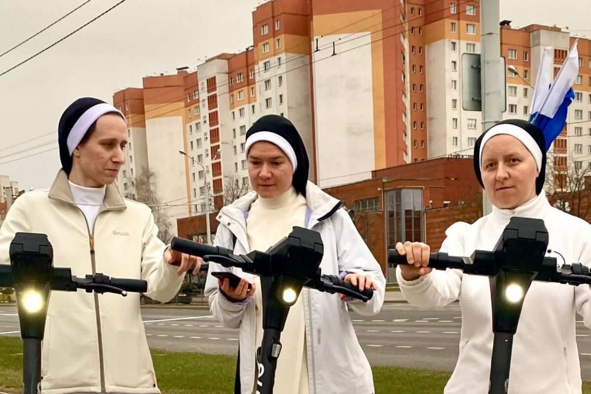 Пробег на самокатах устроили на Пасху монахини в Минске