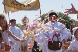 В городах Беларуси тысячи католиков прошли в процессиях Божьего Тела