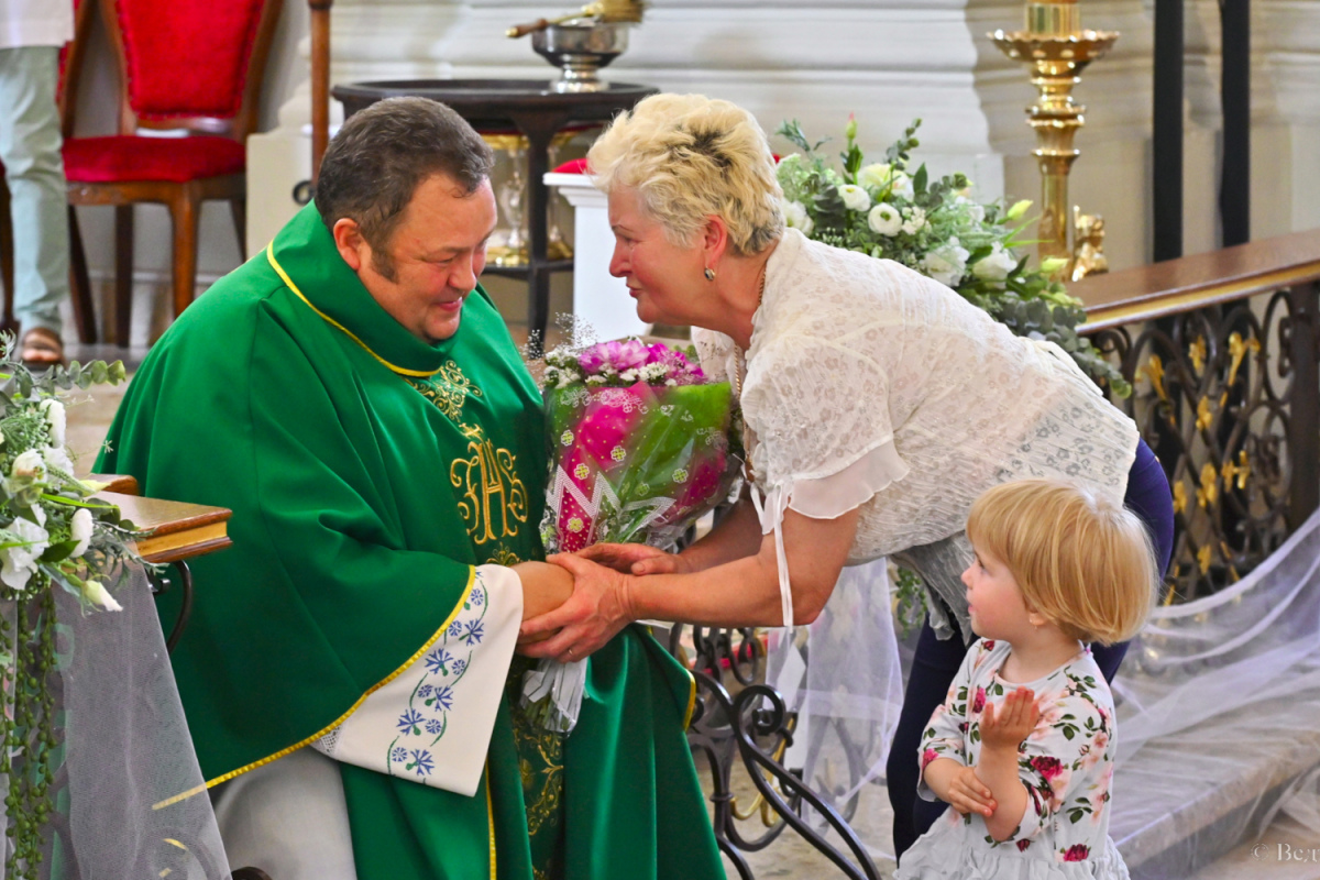 С овациями и подарками проводили в Минске настоятеля кафедрального костела
