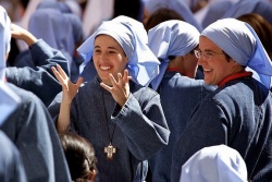 Монахини в джинсовых хабитах евангелизируют молодежь