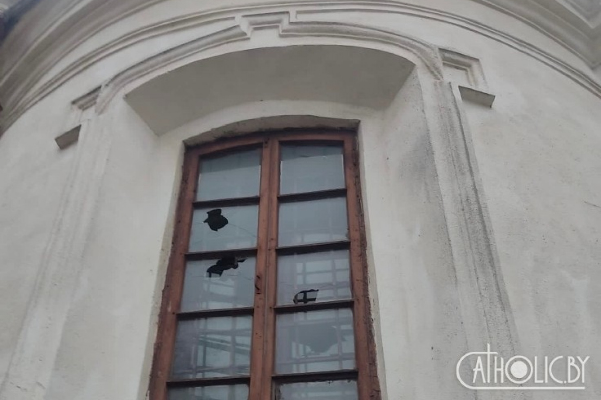 Совершено нападение на костел в Могилеве: неизвестные разбили окна