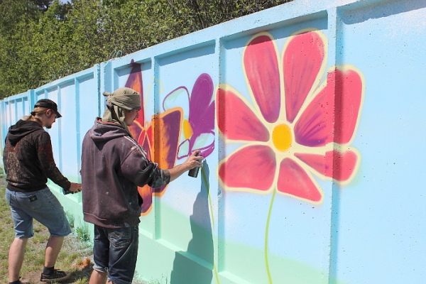 Волонтеры разрисовали граффити забор Гомельской детской деревни [фото]