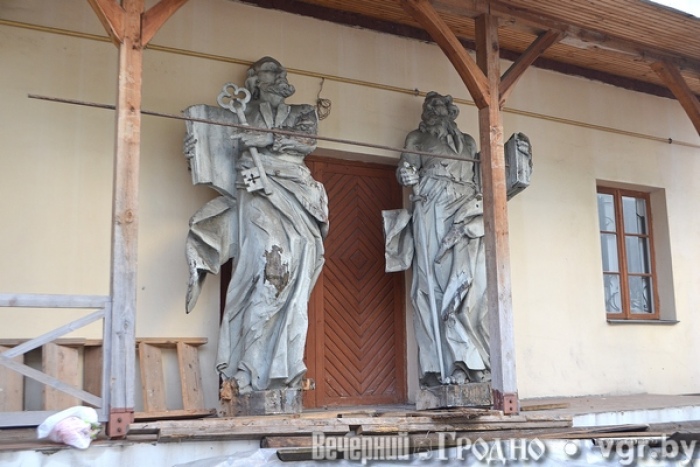 Скульптуры апостолов Петра и Павла вернули на фасад гродненского Фарного костела после реставрации