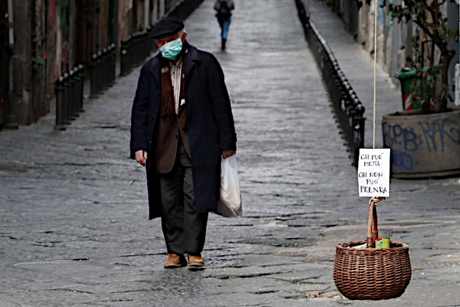 «Падвешаныя кошыкі»: у Італіі прыдумалі, як дапамагаць бедным
