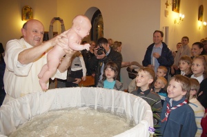 В гомельском костеле на Пасху крестили четырех детей - ФОТО