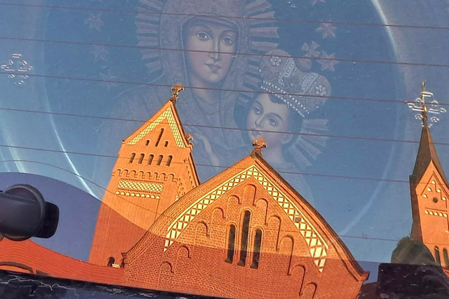 Фото месяца: Дева Мария смотрит на закрытый Красный костел