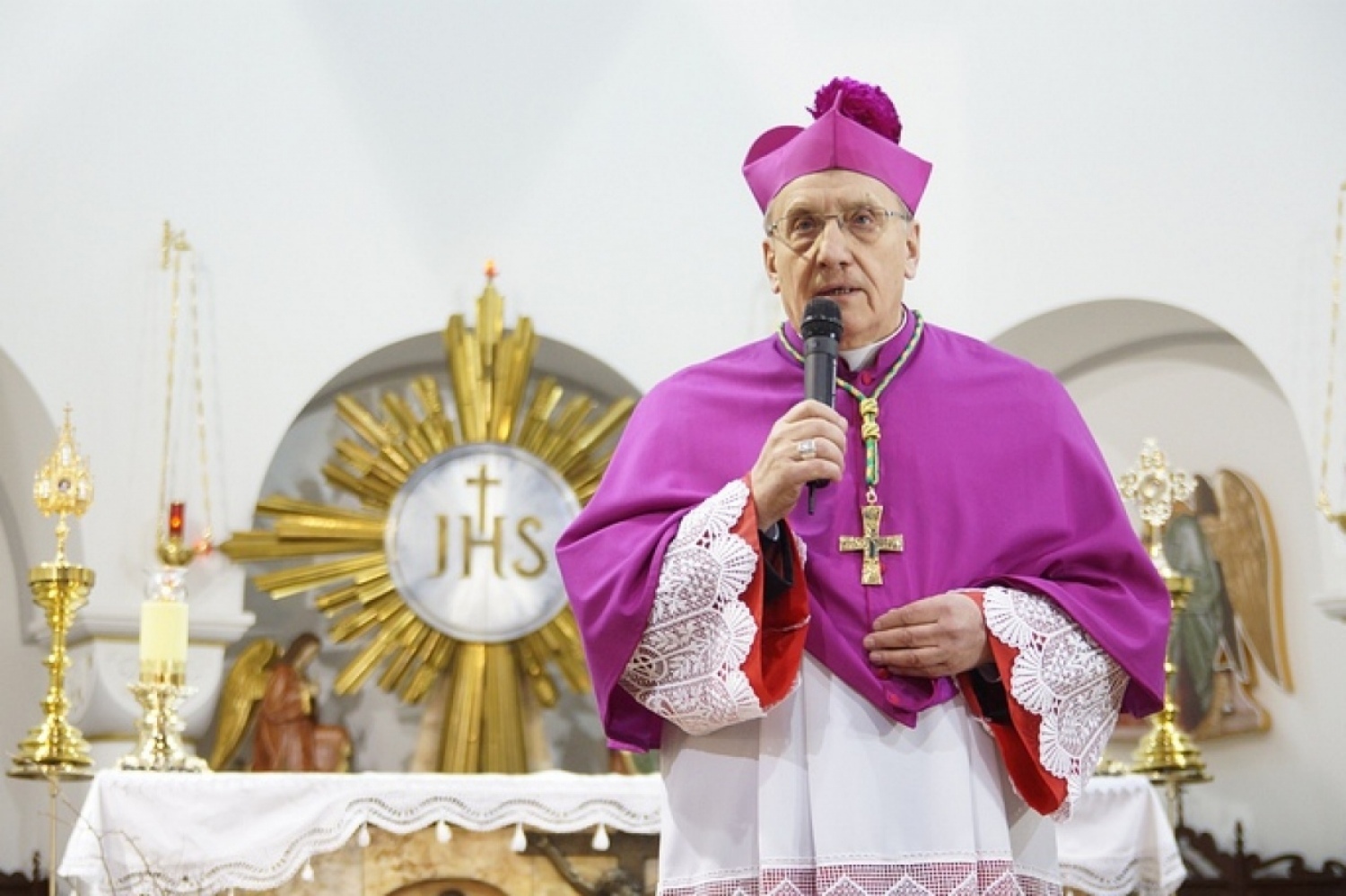 МВД признало паспорт архиепископа Кондрусевича недействительным