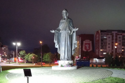 В Жодино установили фигуру Божьей Матери - католикам пришлось молиться у нее отдельно