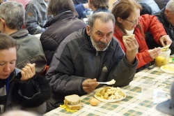 Для нищих и бездомных в Гомеле устроили Пасхальный обед - ФОТО