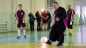Митрополит Кондрусевич сыграет в футбол в чемпионате священников