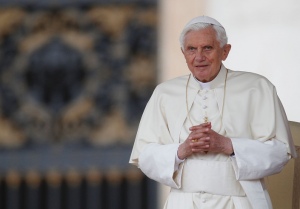 Спустя два года после ухода с Престола Бенедикт XVI ведет монашескую жизнь и играет на фортепиано