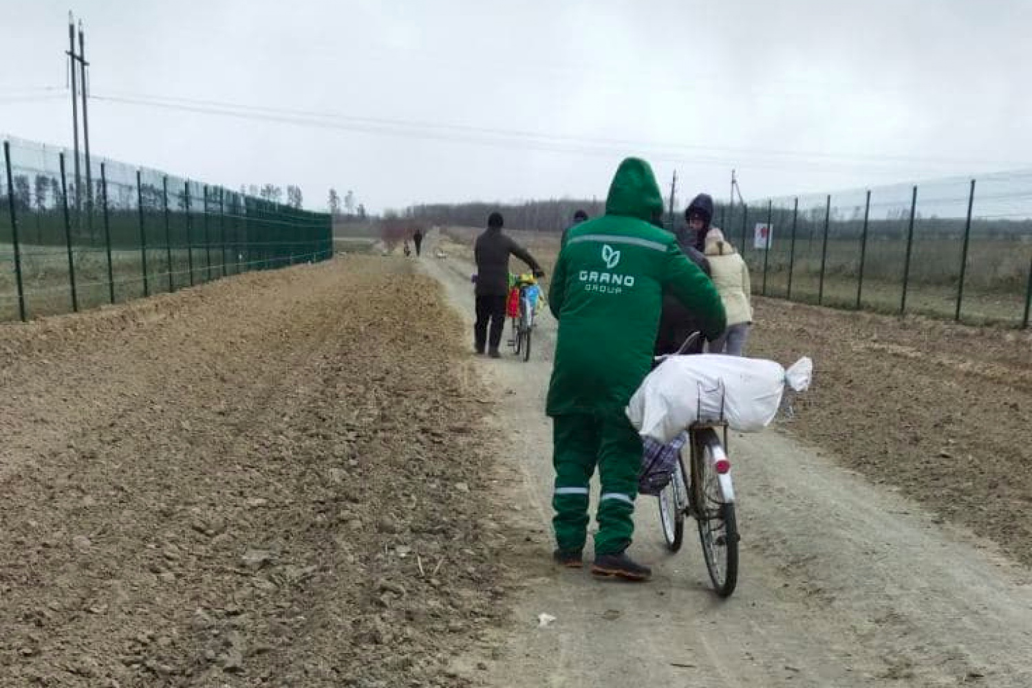 «Просят лекарства и детское питание». Куда и как доставляют из Гомеля помощь для украинцев