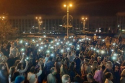 Сотни людей в Минске молились о заключенных, избитых и погибших - видео