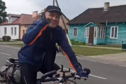 Сменил байк на вело и ставит рекорды: ксёндз в одиночку отправился в Будслав