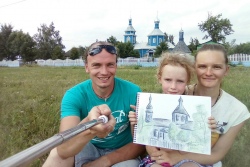 Необычный проект: семья путешествует по Беларуси, рисует и делает селфи