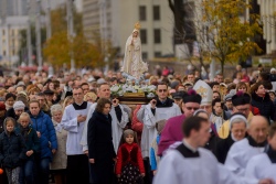 В Минске католики провели процессию с фигурой Божьей Матери