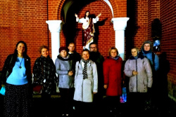 Верующие в Минске начали молитву у стен закрытого Красного костела