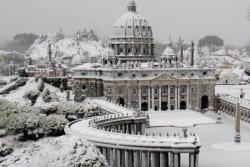 Пальмы в снегу: Ватикан неожиданно накрыли снегопады - фото, видео