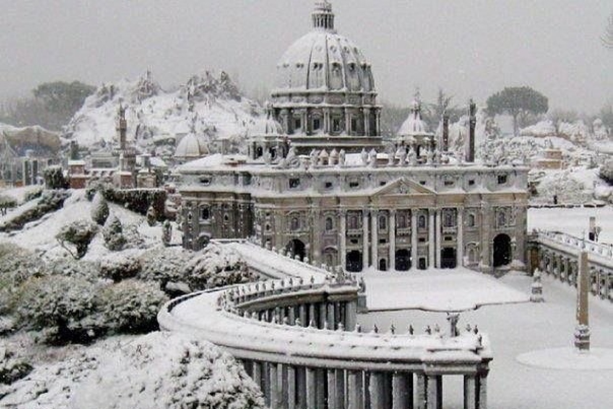 Пальмы в снегу: Ватикан неожиданно накрыли снегопады - фото, видео