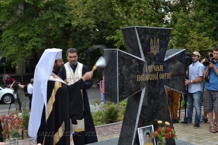 В Киеве освятили крест в память Небесной сотни
