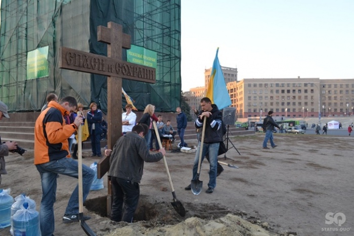 В Украине устанавливают кресты на месте снесенных памятников Ленину