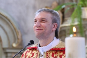 Белорусский священник спел «Аллилуйя» для молодоженов во время венчания - ВИДЕО