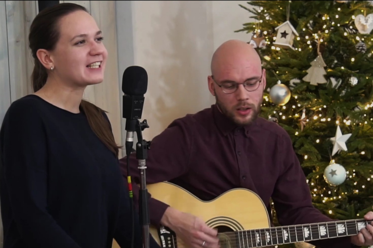 Что петь на Рождество? Посмотрим и разучим известные песни