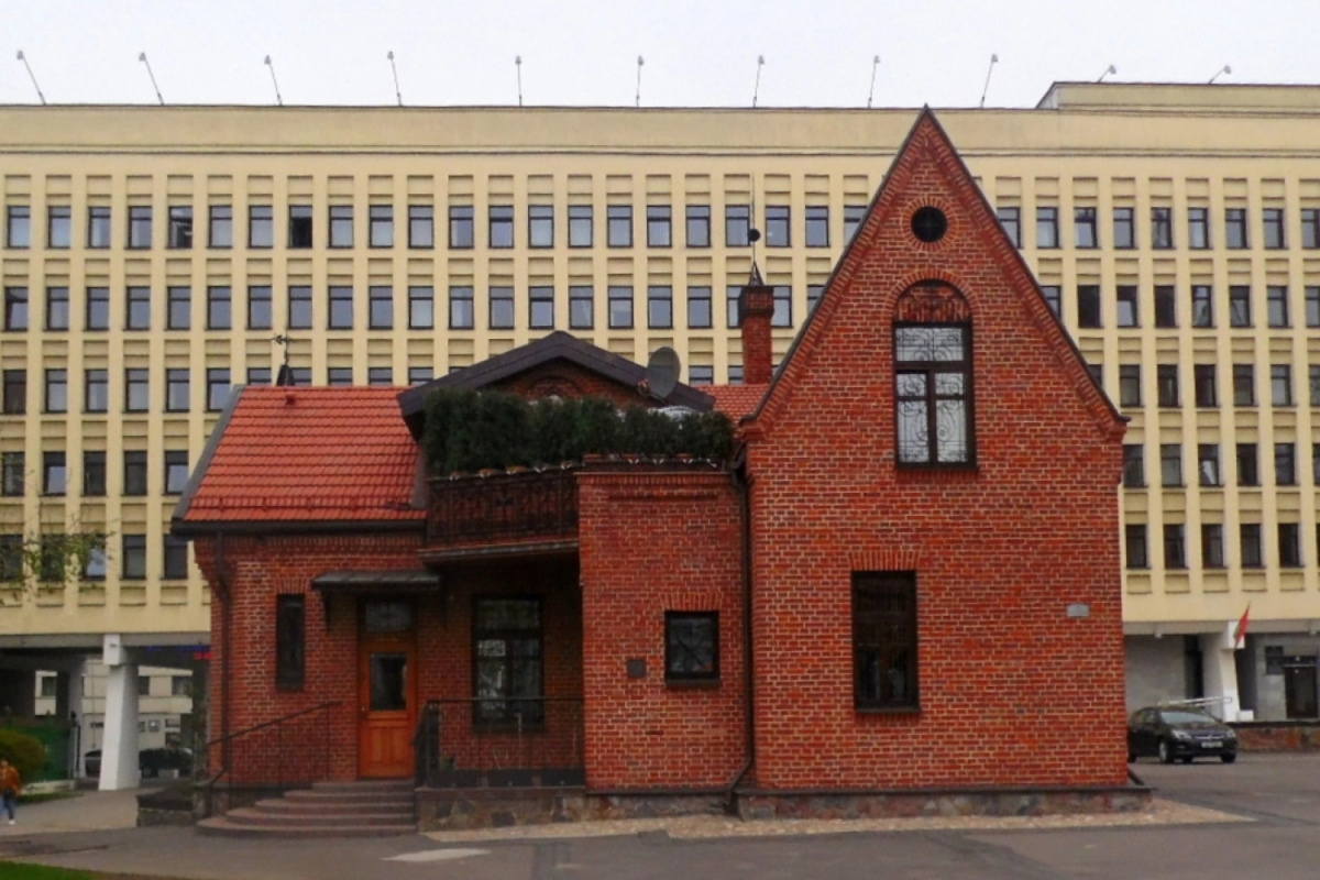 Плебанию Красного костела закрыли, новый настоятель встретился с прихожанами