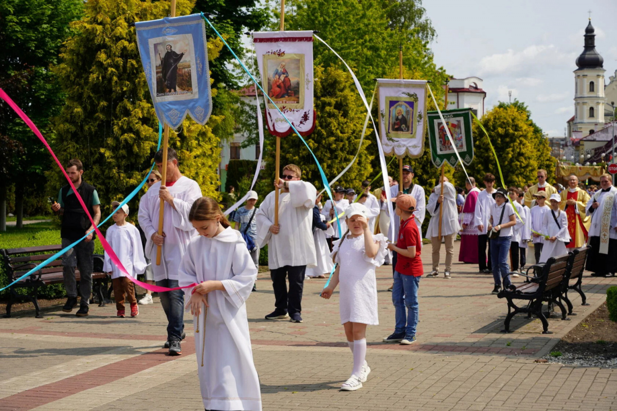 Первые в этом году процессии Божьего Тела прошли по улицам городов Беларуси